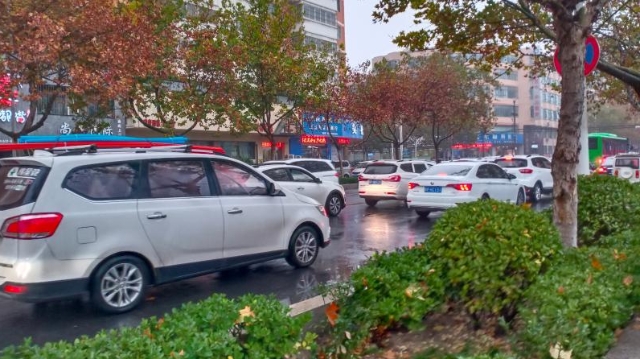 雨中道路擁堵，市民可繞行！